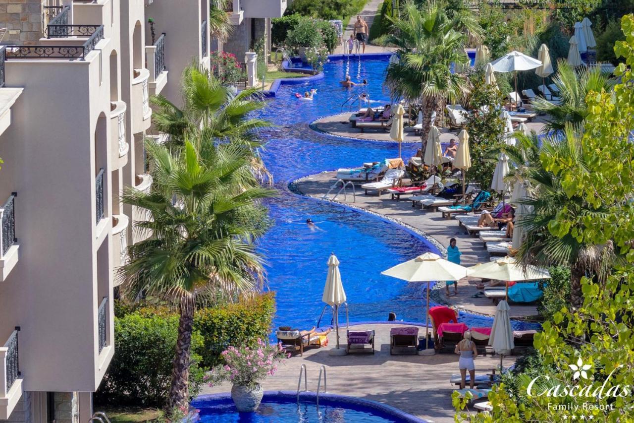 Aparthotel Cascadas Family